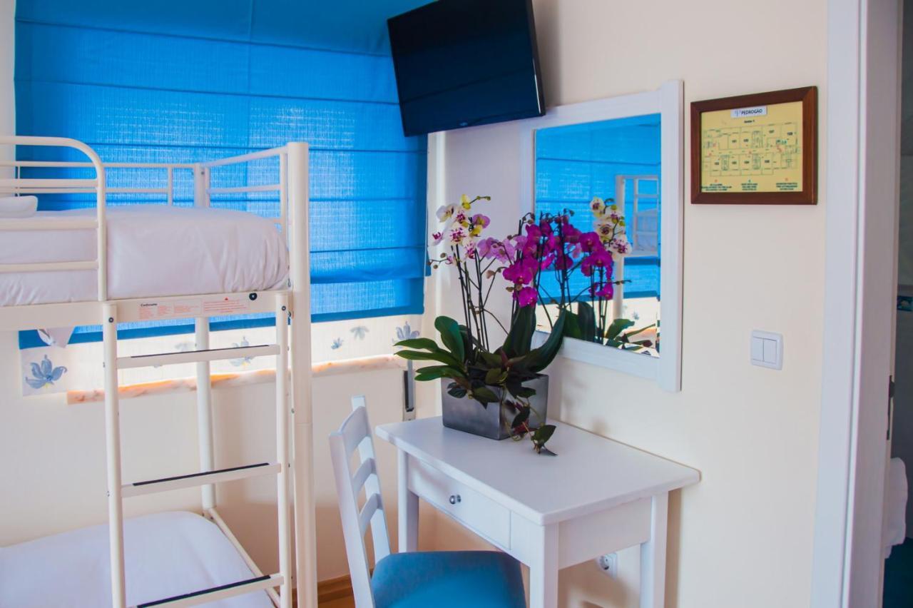 Pedrogao Guesthouse Exterior photo A room at the hostel