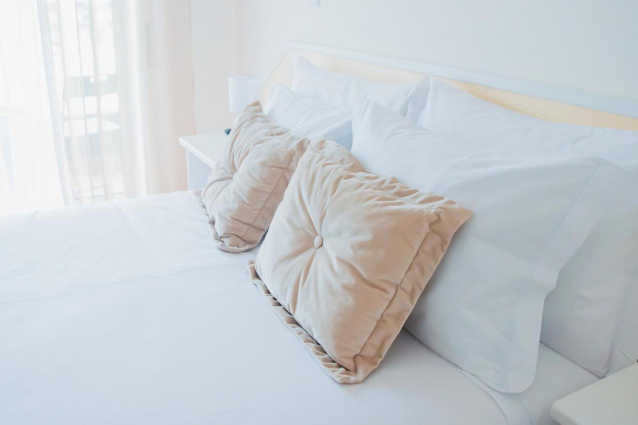 Pedrogao Guesthouse Exterior photo Pillows on a bed